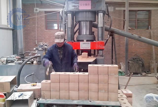 甘肃舔盐压块机客L?